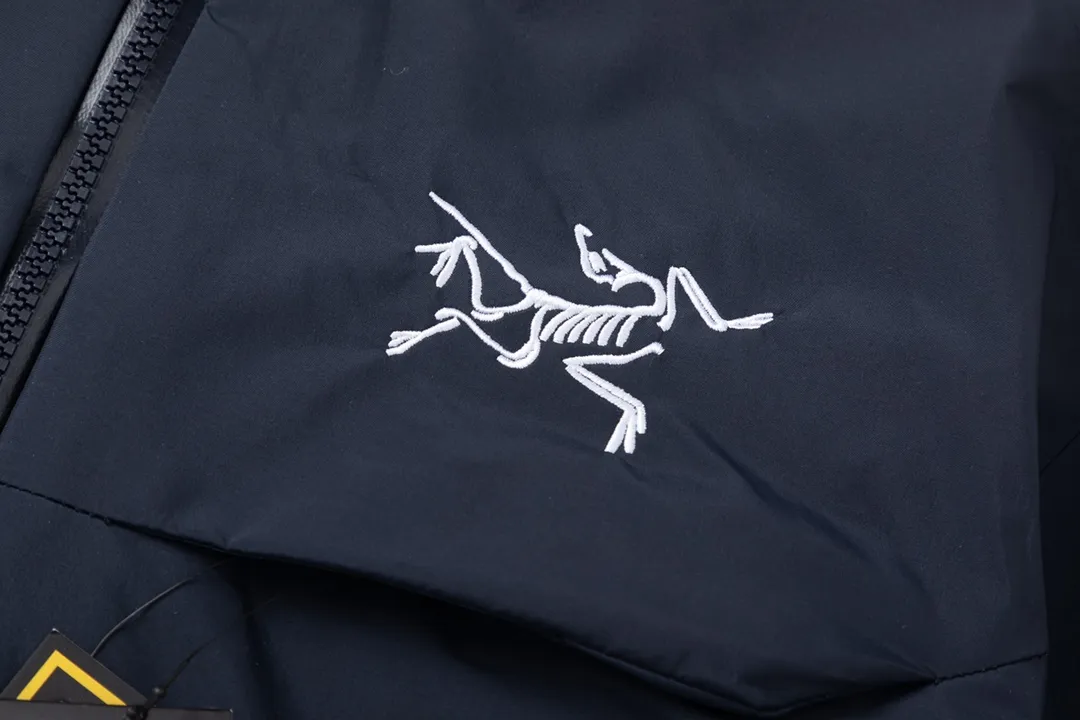 🉑 ARCTERYX/ Macai Jacket Same Style ‘’ ‘’ ！ ， 。 ！！ + ： ✅ ， ， Breathable GORE-TEX 、 、 。 ✅ Drop Hood™M ， Powder Guard™ 。 ✅ ✅100% ( EPTFE ) ， ✅ Ykk ： Premium LOGO Color： ， ，Dark Blue ，Green Size：S M L XL XXL